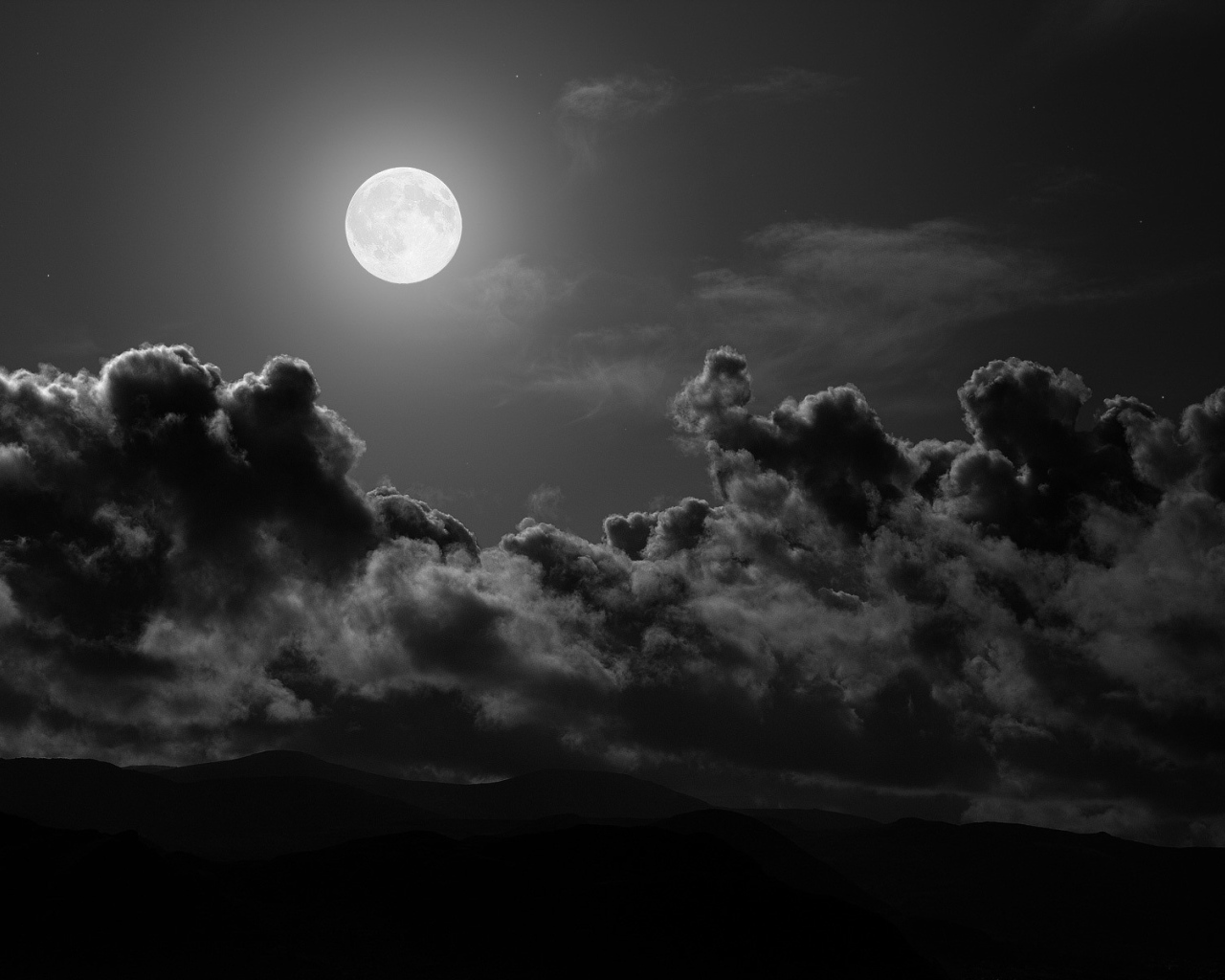 Луна над черными облаками
