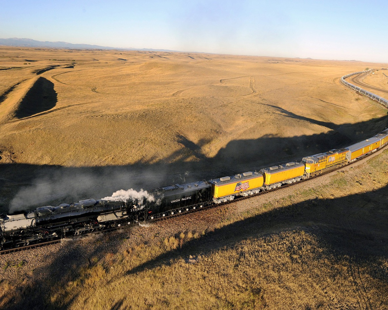 Поезд на железной дороге в пустыне