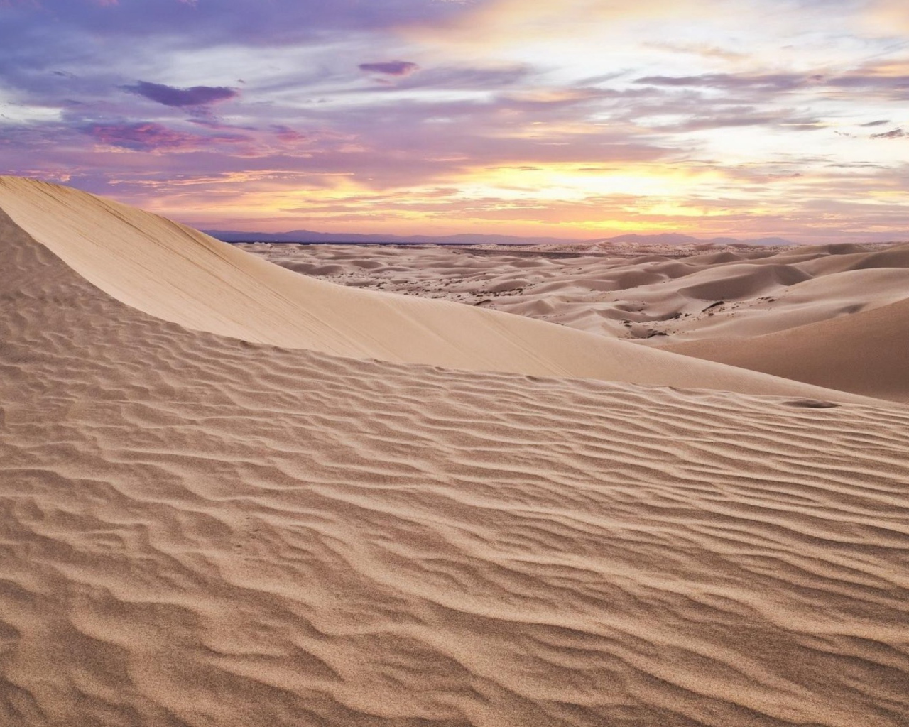 Бежевый песок в пустыне