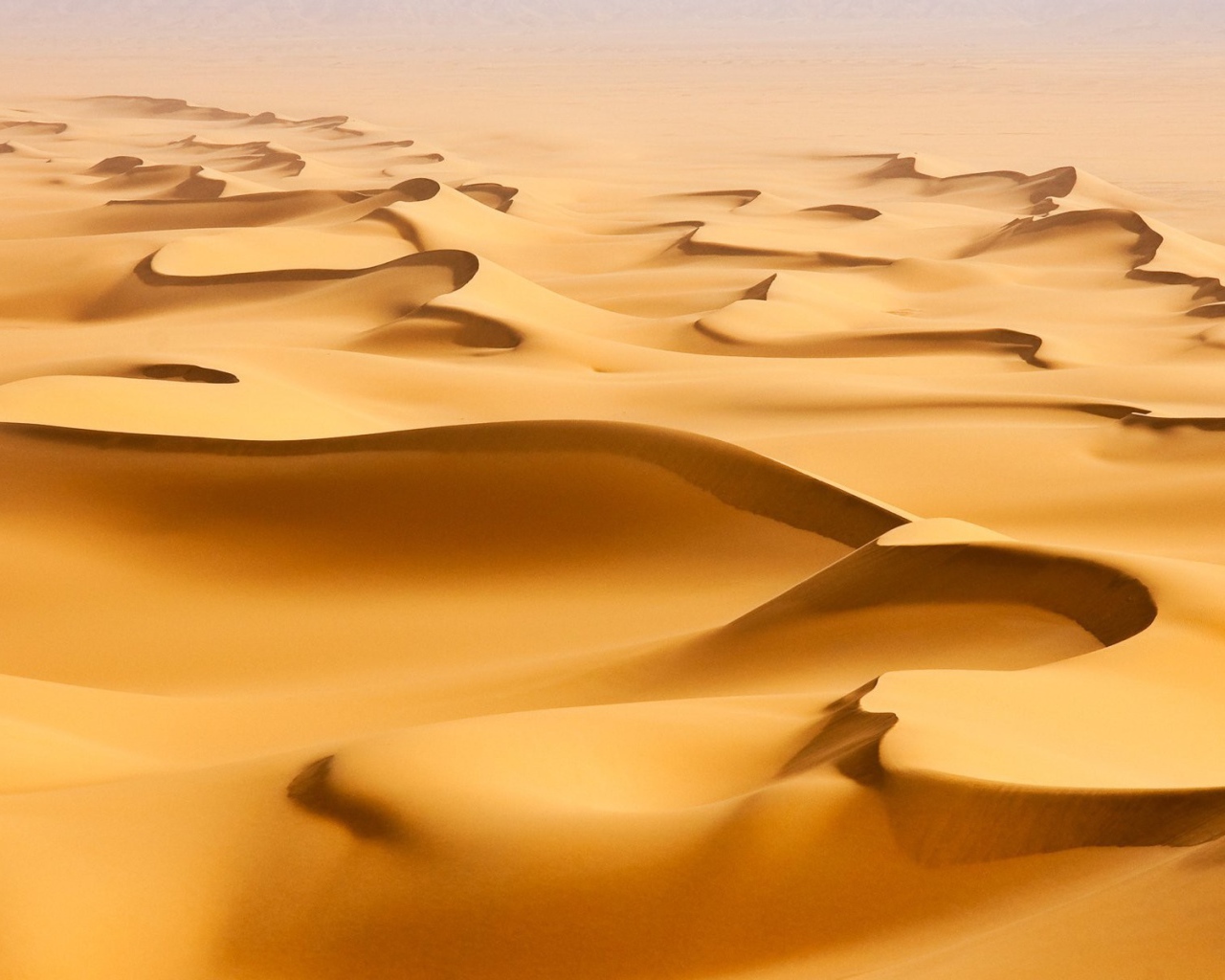 Причудливые формы барханов в пустыне