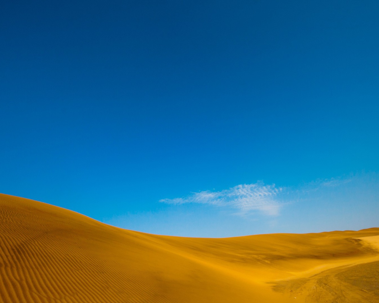 Голубое небо над желтым песком пустыни