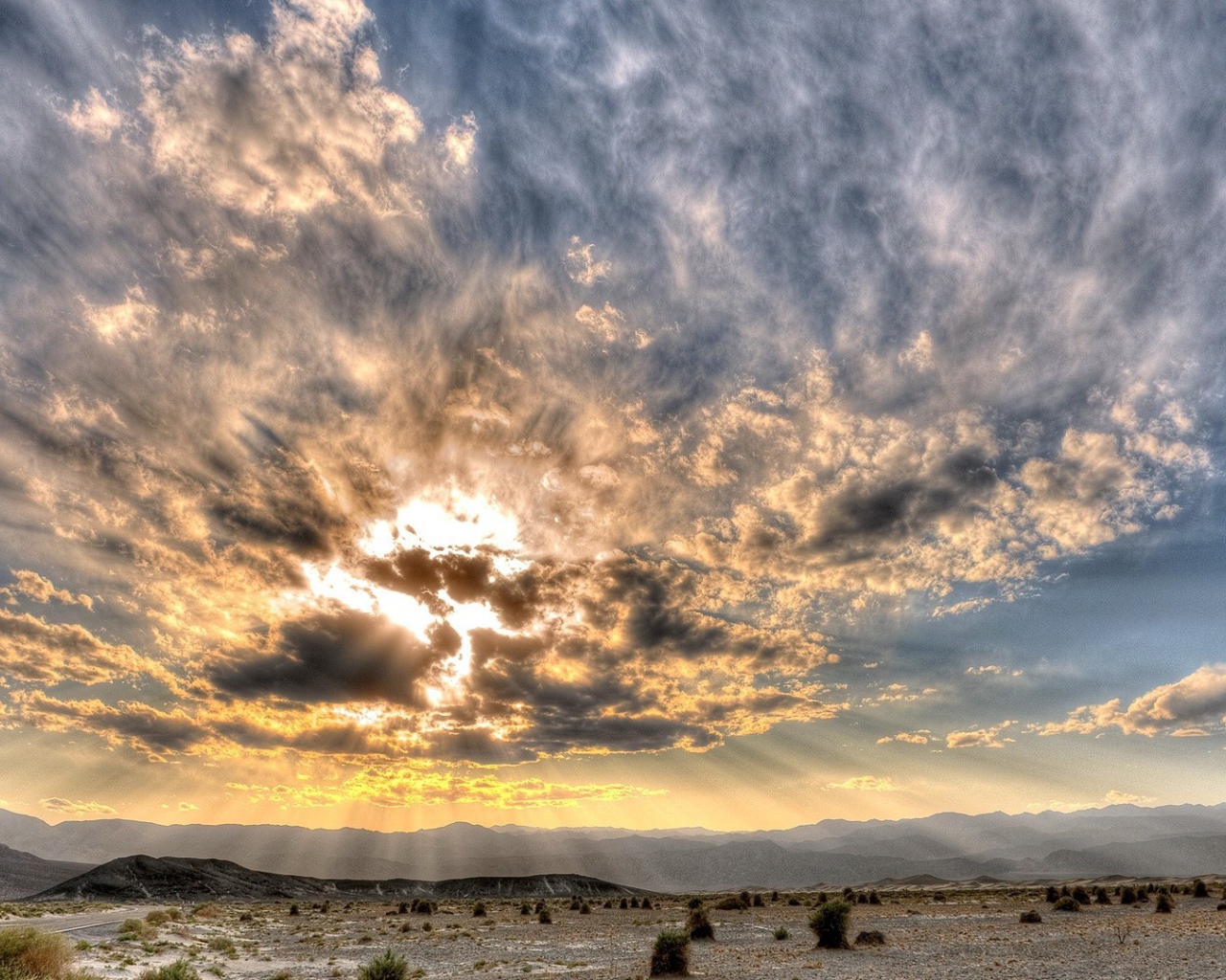 Тучи скрыли солнце над пустыней