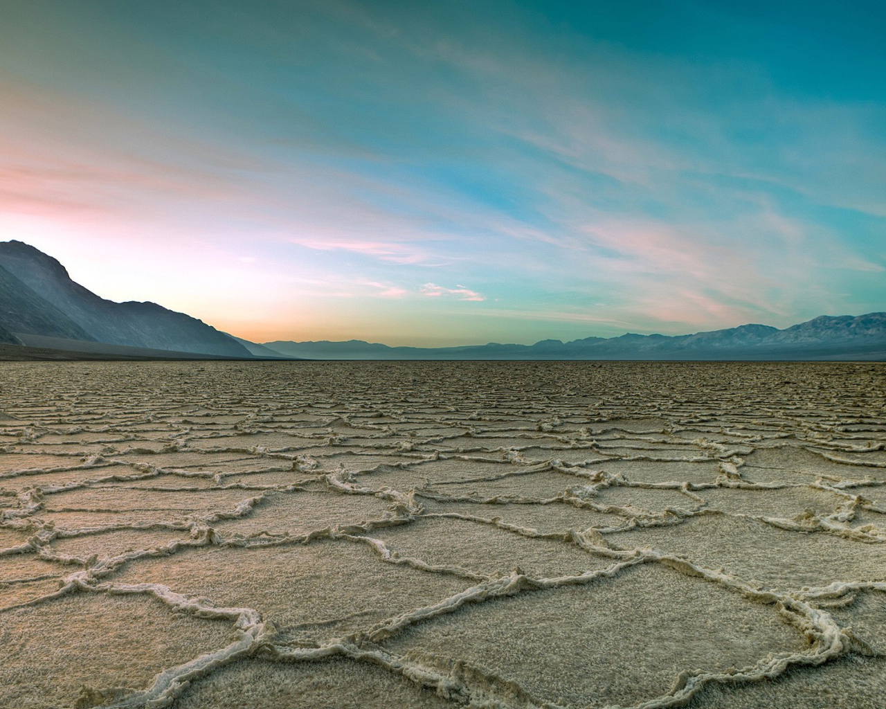 Сухая пустынная местность