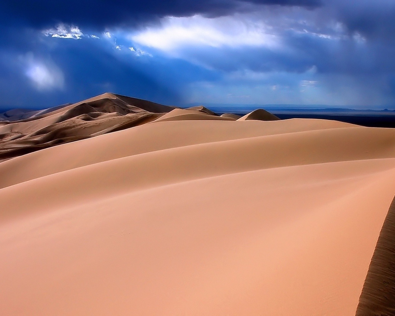 Барханы скрываются в синей дымке