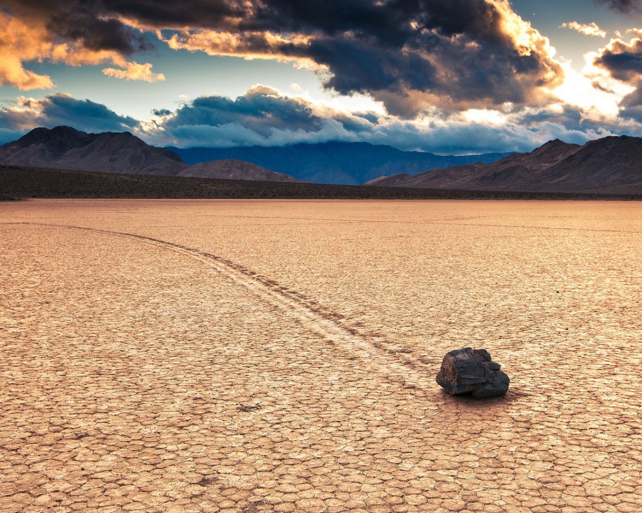 Одинокий камень путешествует по пустыне