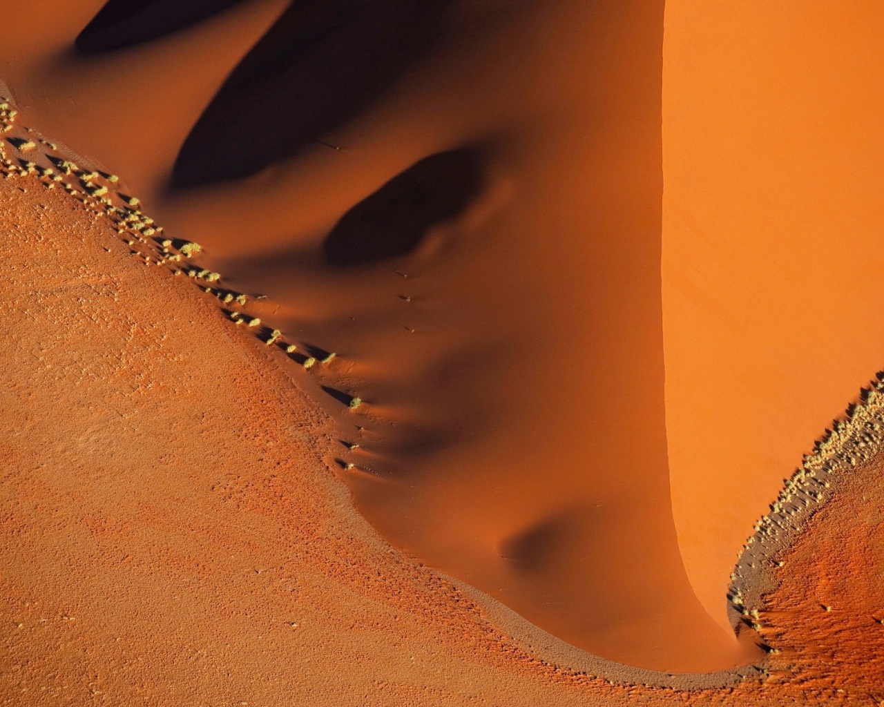 Камни на песке в пустыне