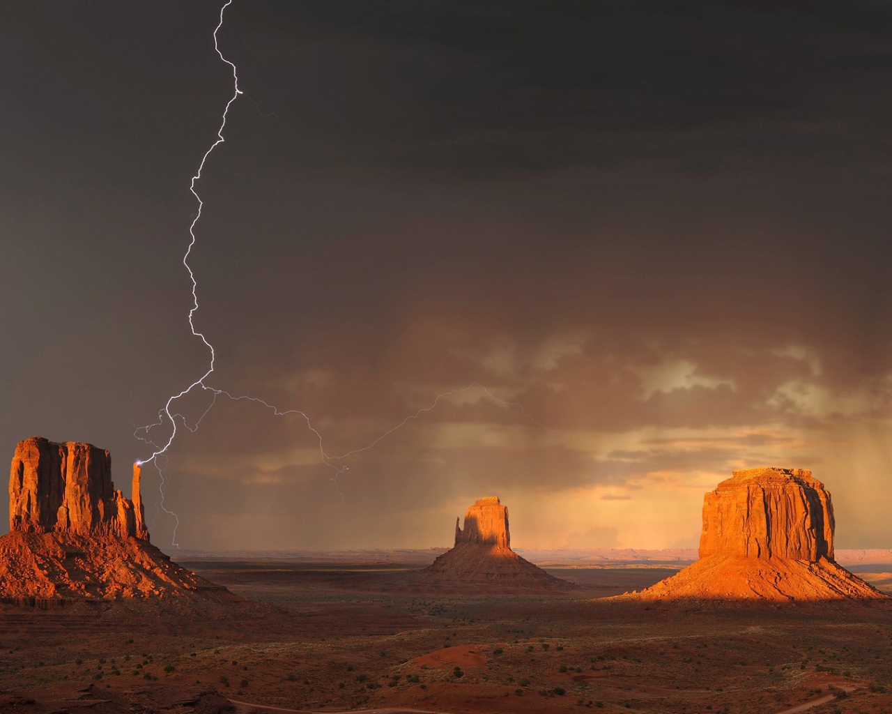 Гроза и молнии в пустыне