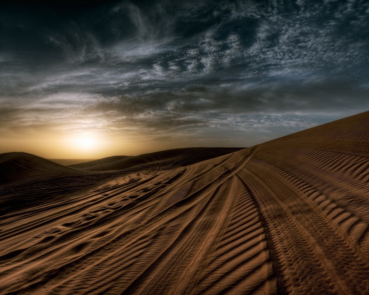 Следы шин на песке в пустыне