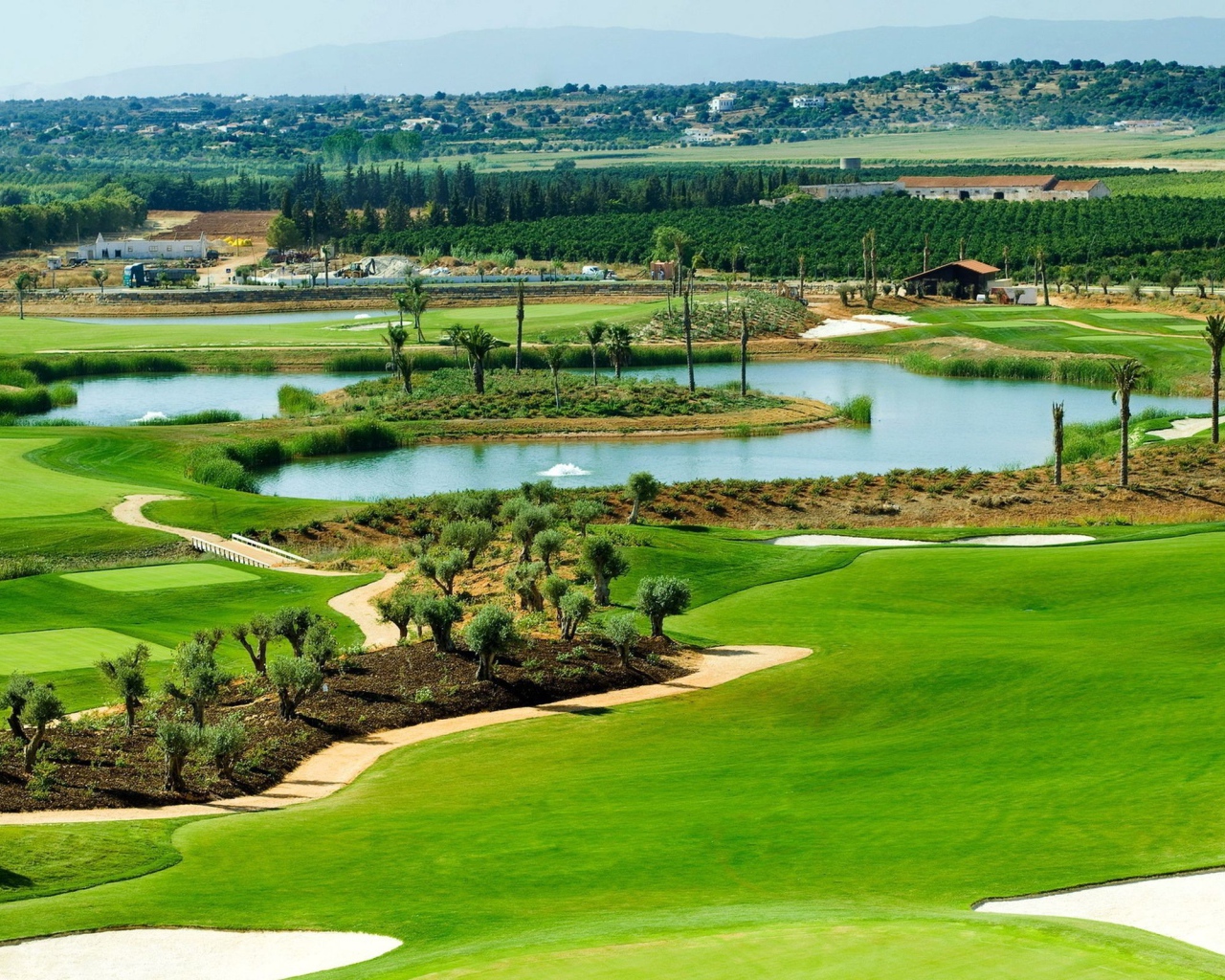 Роскошное поле в загородном гольф клубе