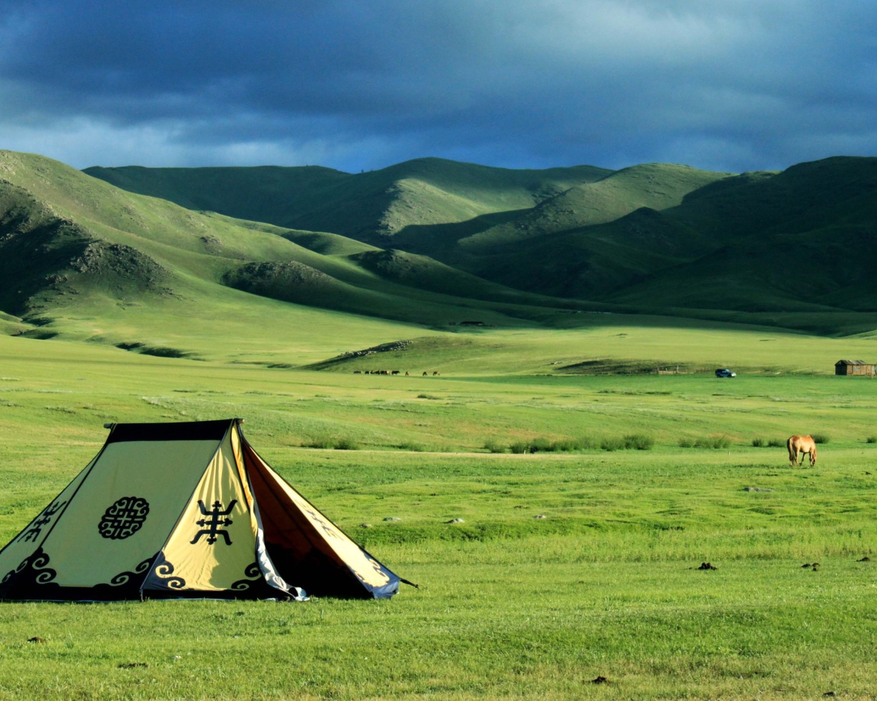 Шатер кочевников в поле