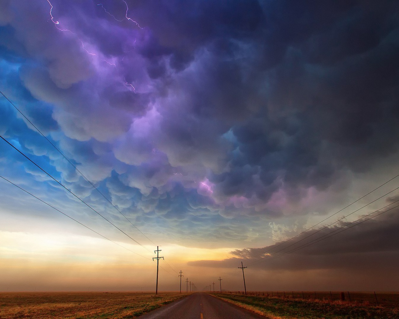 Сильная гроза над полями