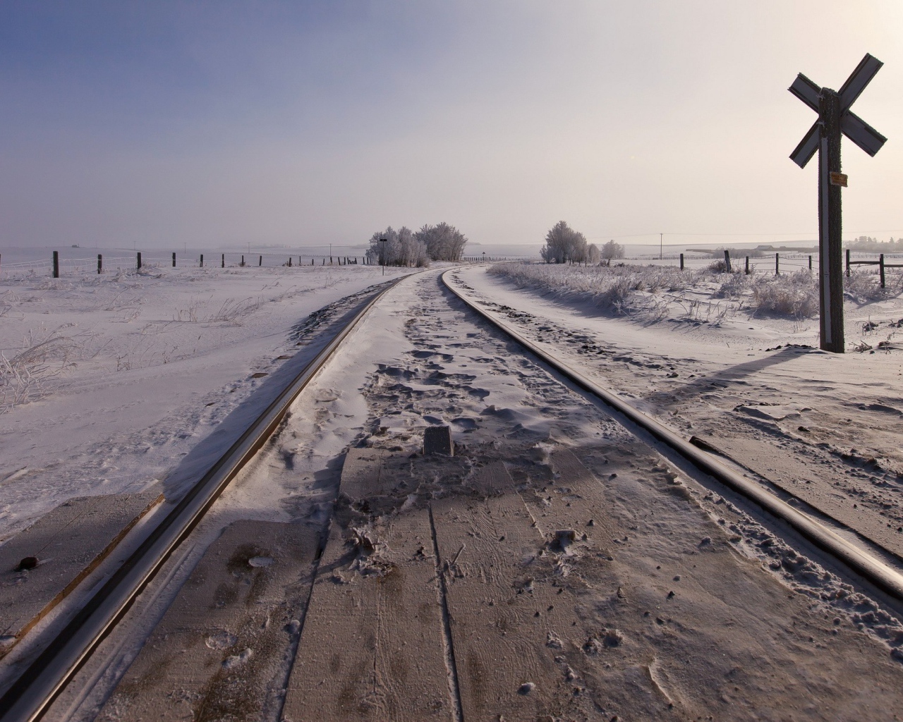 Железная дорога в поле зимой