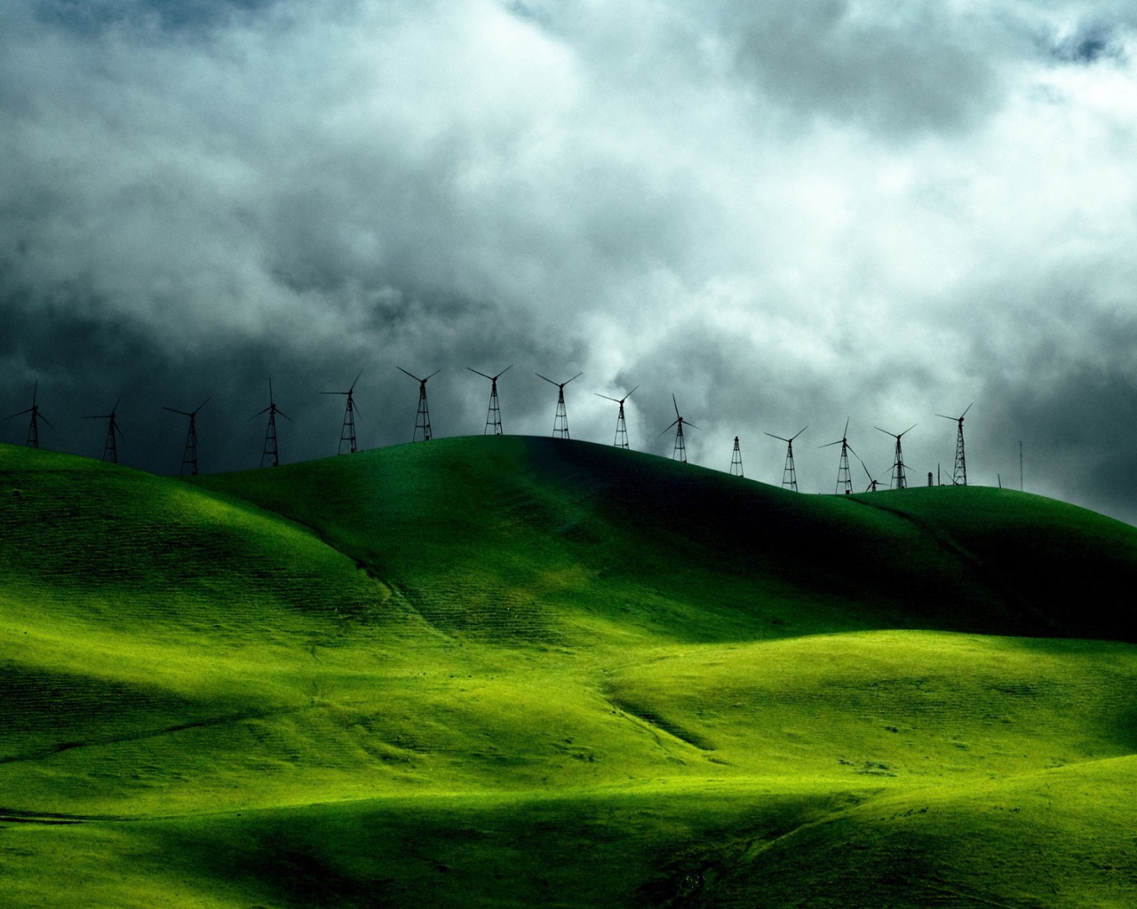 Ветрогенераторы на краю зеленого поля
