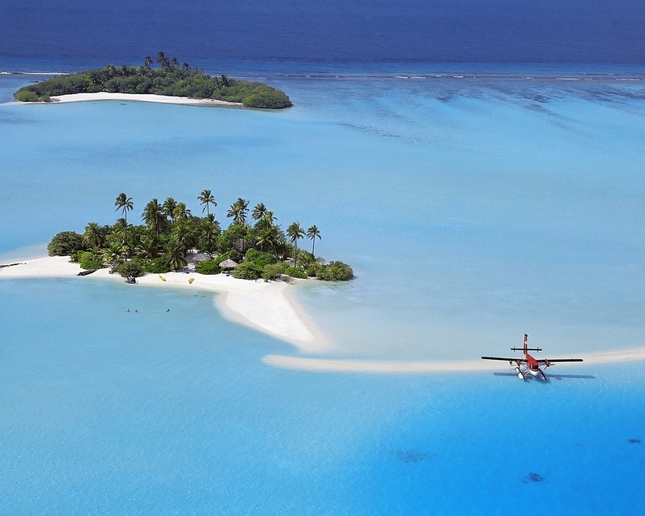 Одномоторный самолет на воде у тропических островов