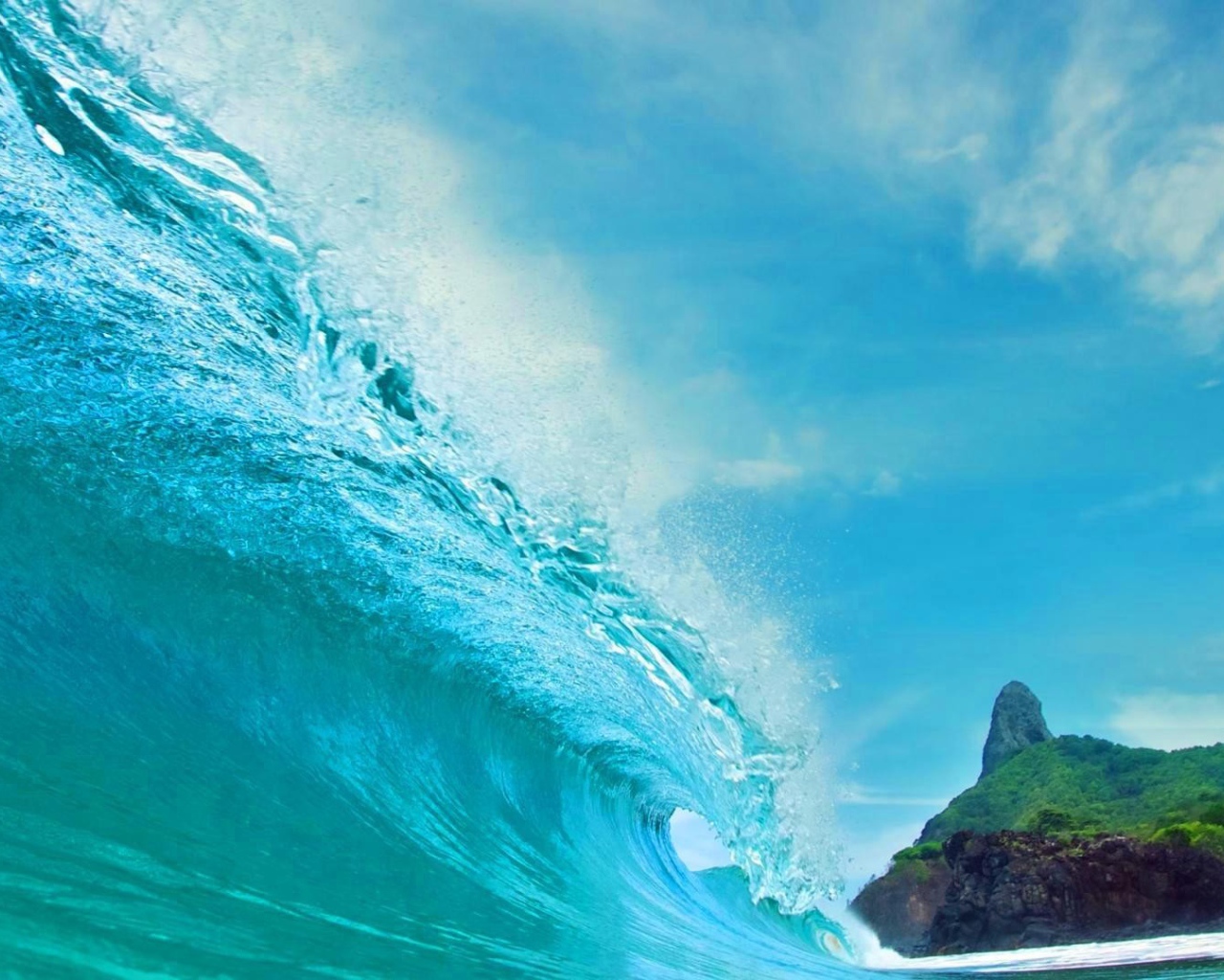 Голубая волна на фоне острова