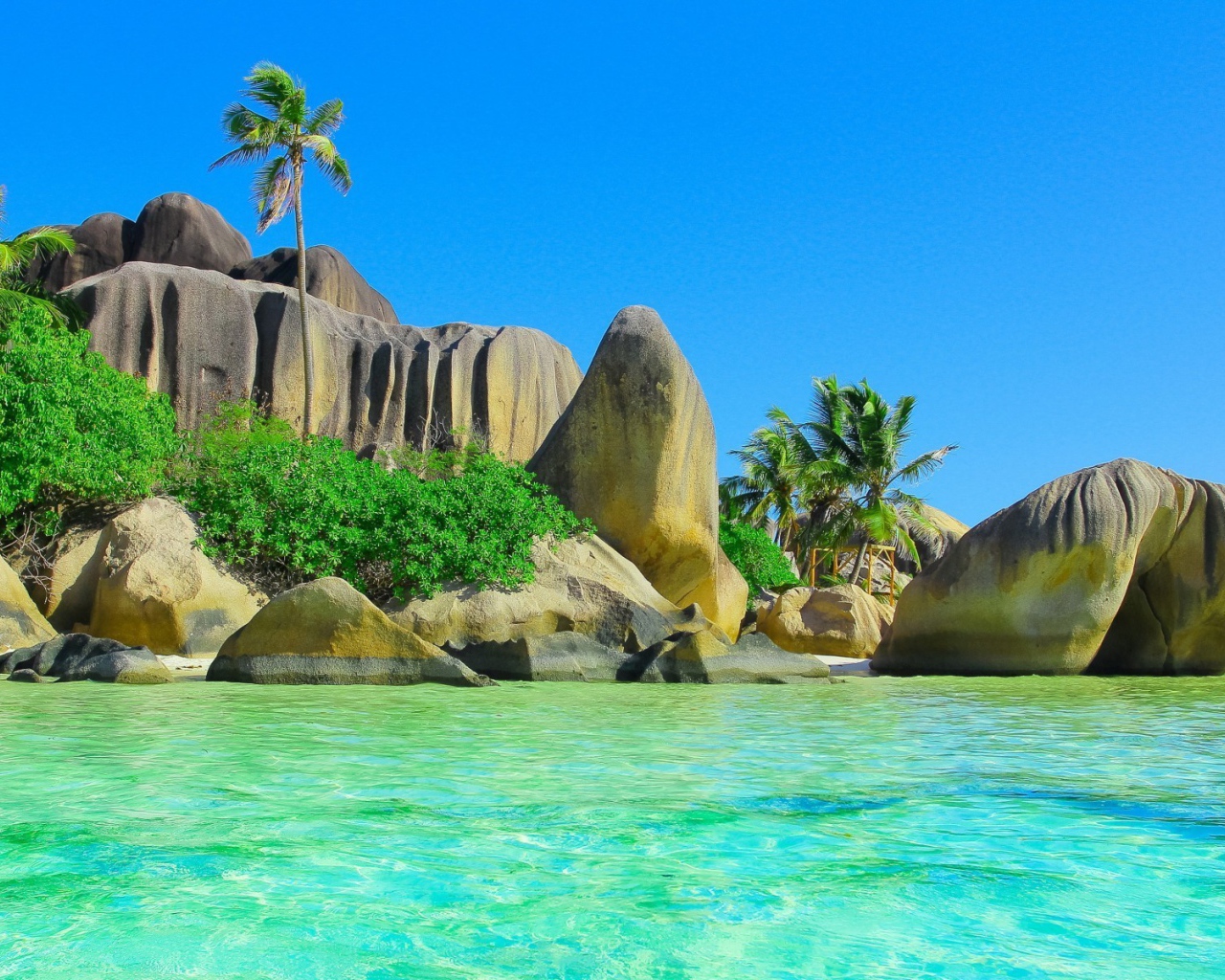 Огромные гладкие камни на тропическом острове