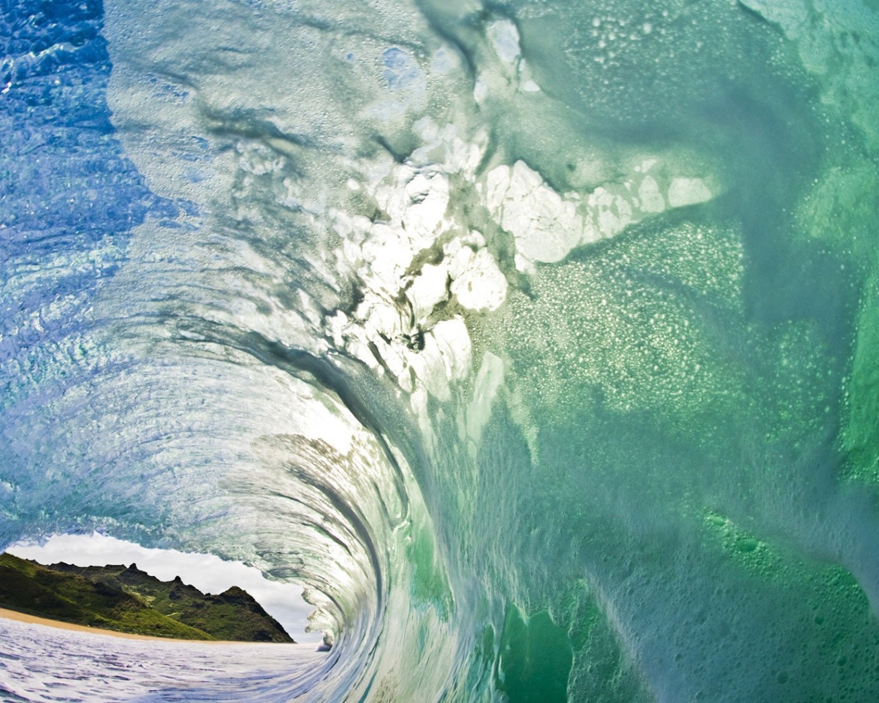 Остров в пене морской волны
