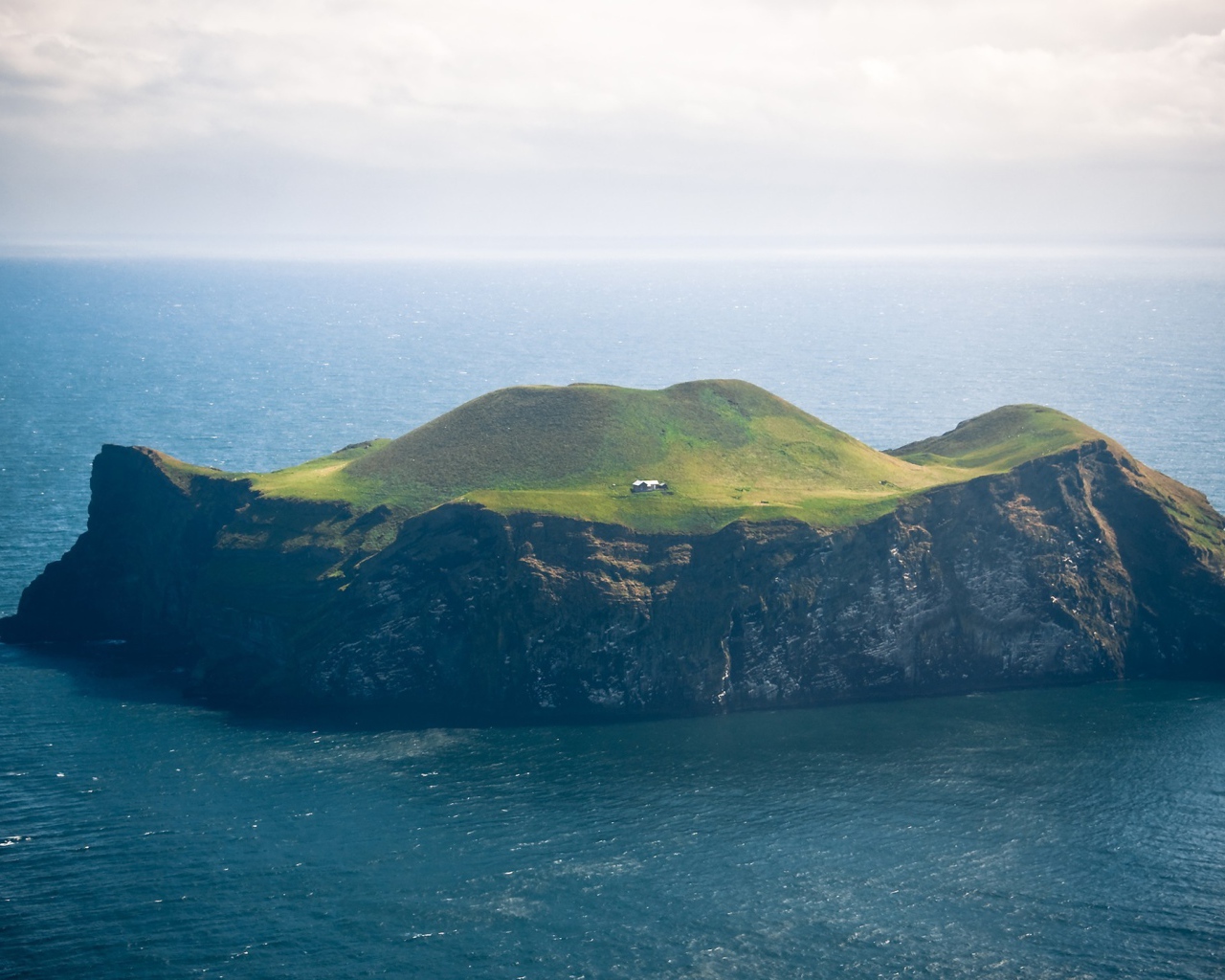 Остров недалеко от Исландии
