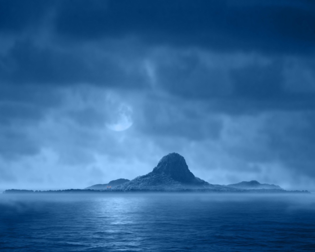 Остров среди тумана на море