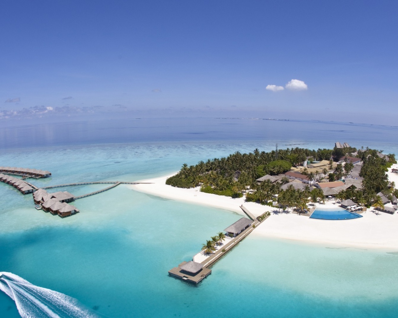 Остров с белым пляжем посреди океана