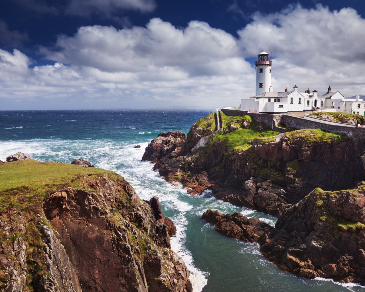 Маяк на острове у берега