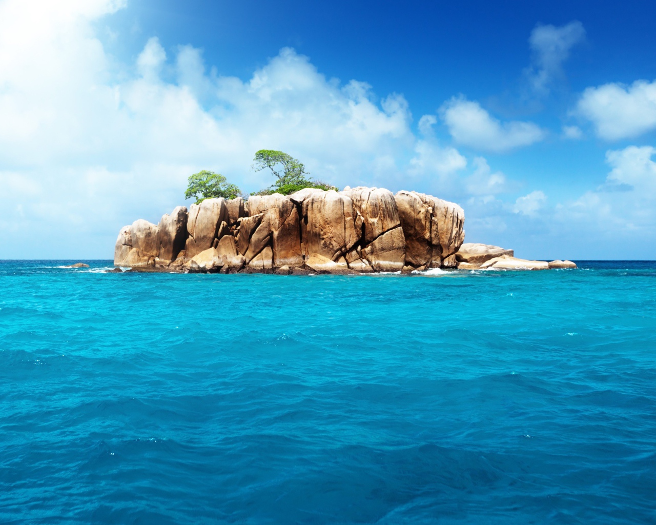 Скалистый остров в океане