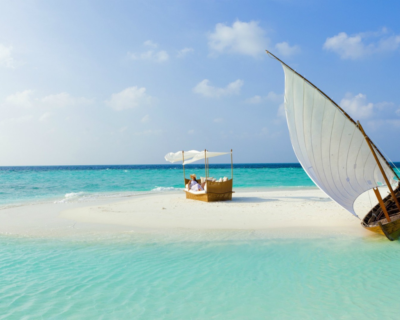 Парусная лодка у песчаного островка