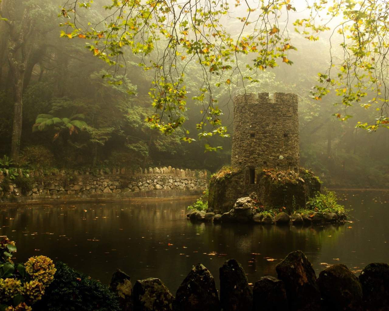 Каменная башенка на острове