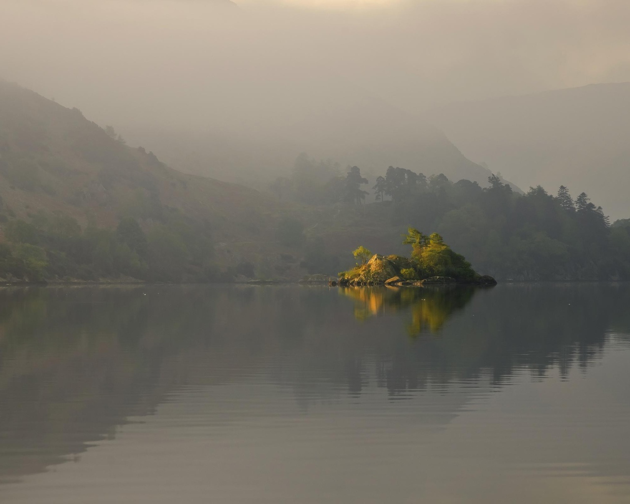 Остров на туманном озере