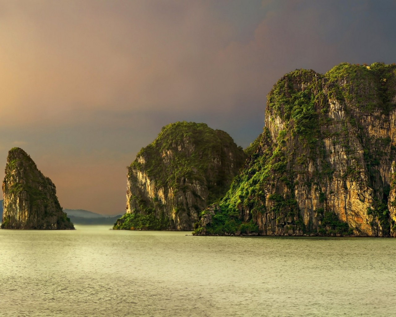 Острова скалы в тропическом море