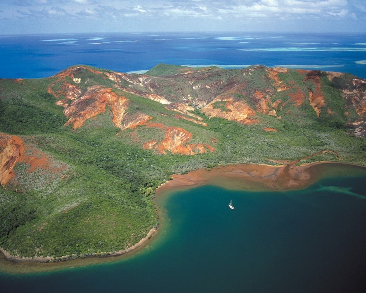 Белая лодка у необитаемого лесистого острова