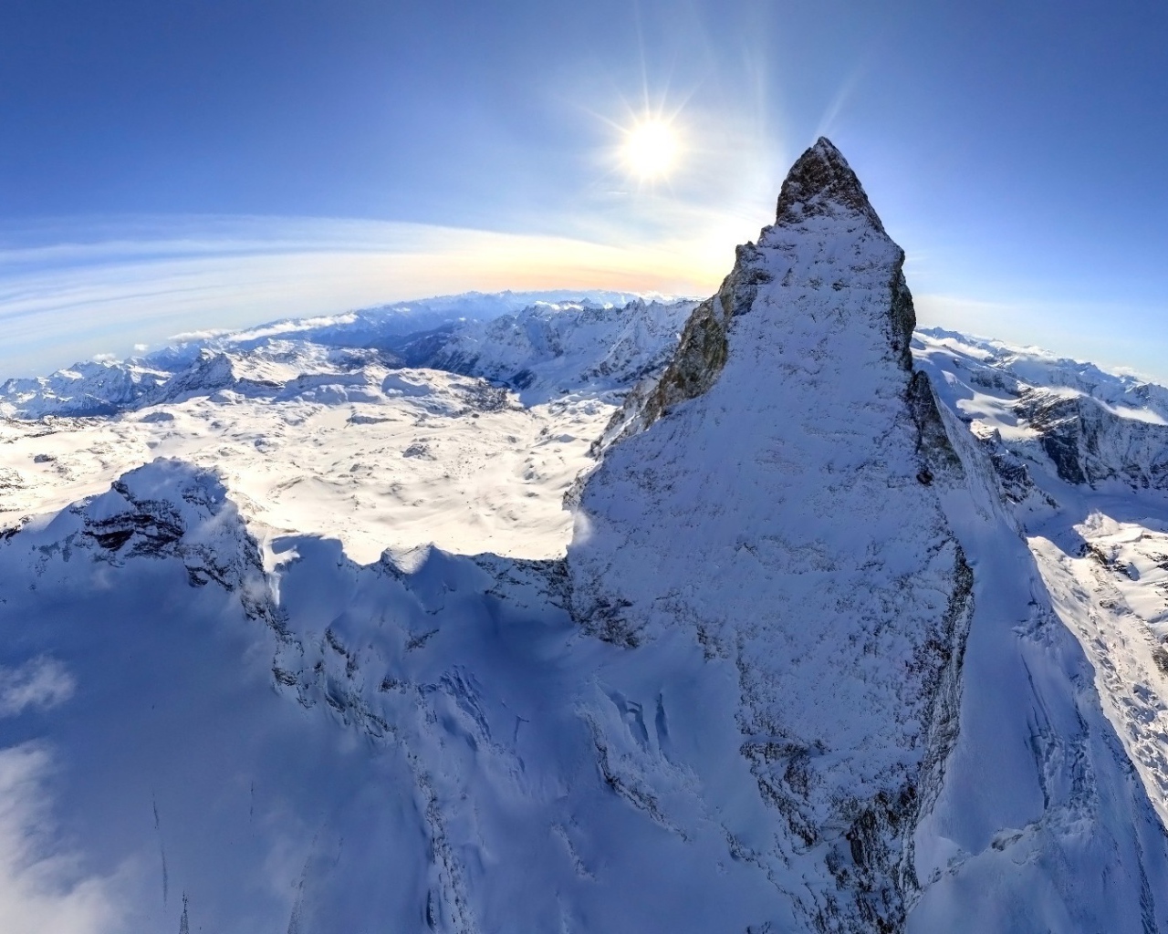 Острый горный пик в снегу