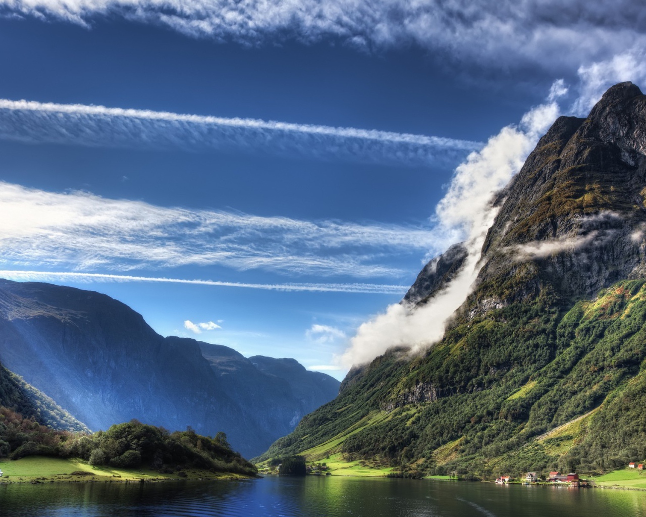 Полосы облаков над горами