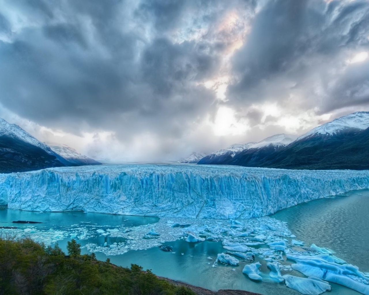 Голубой лед горного ледника