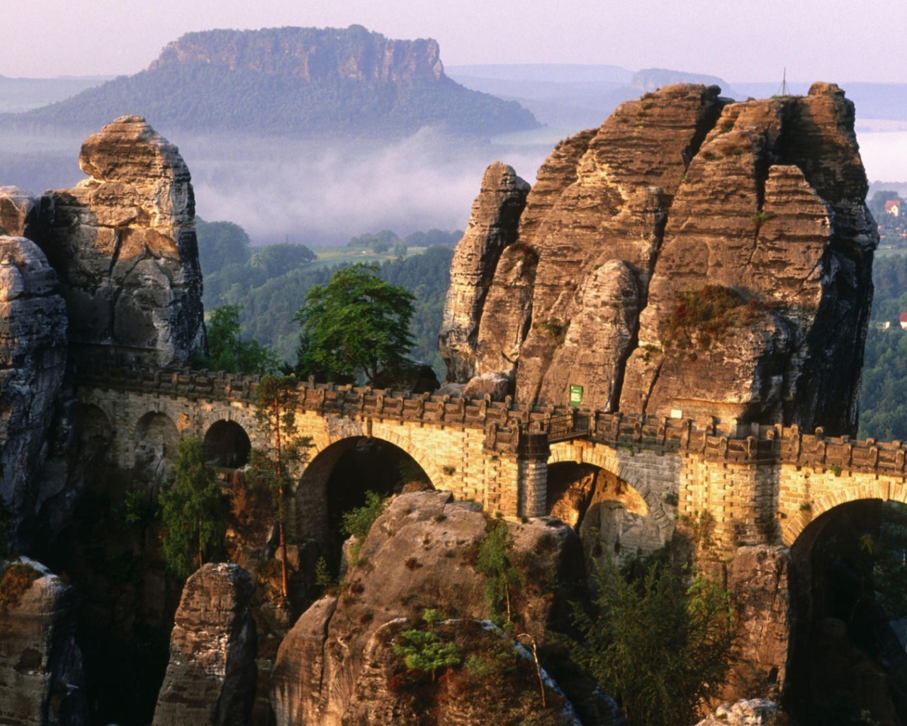 Мост на скалах в горах