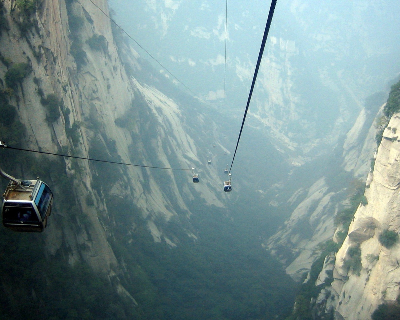 Канатная дорога над пропастью