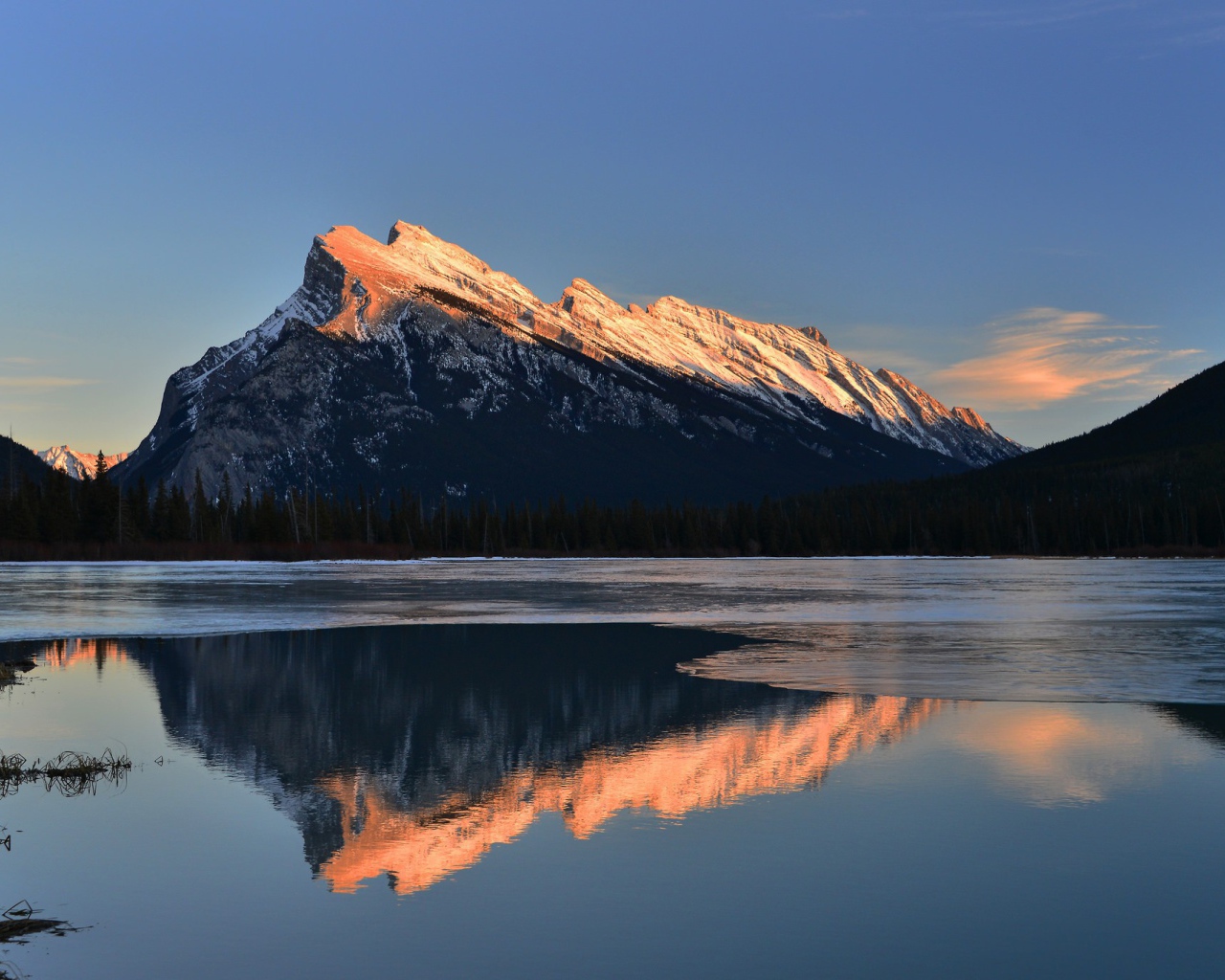 Вершины гор освещенные солнцем