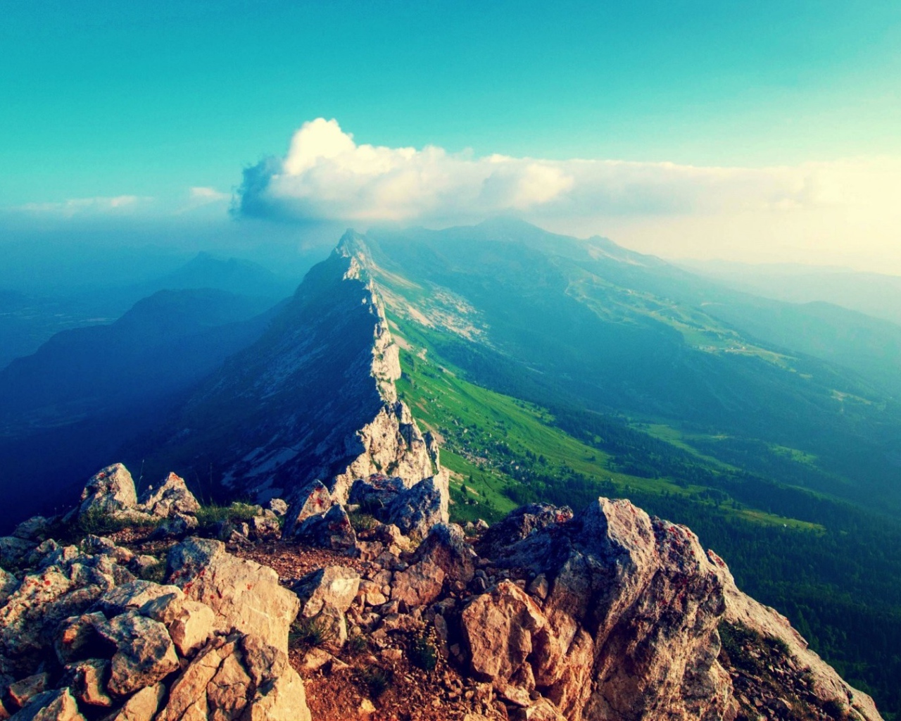 Облако пересекает горную гряду