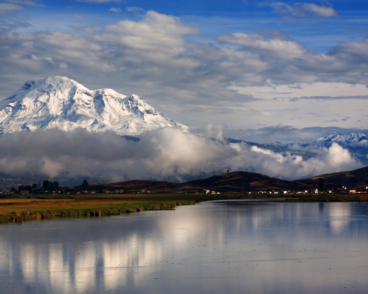 Облака между равниной и горной вершиной