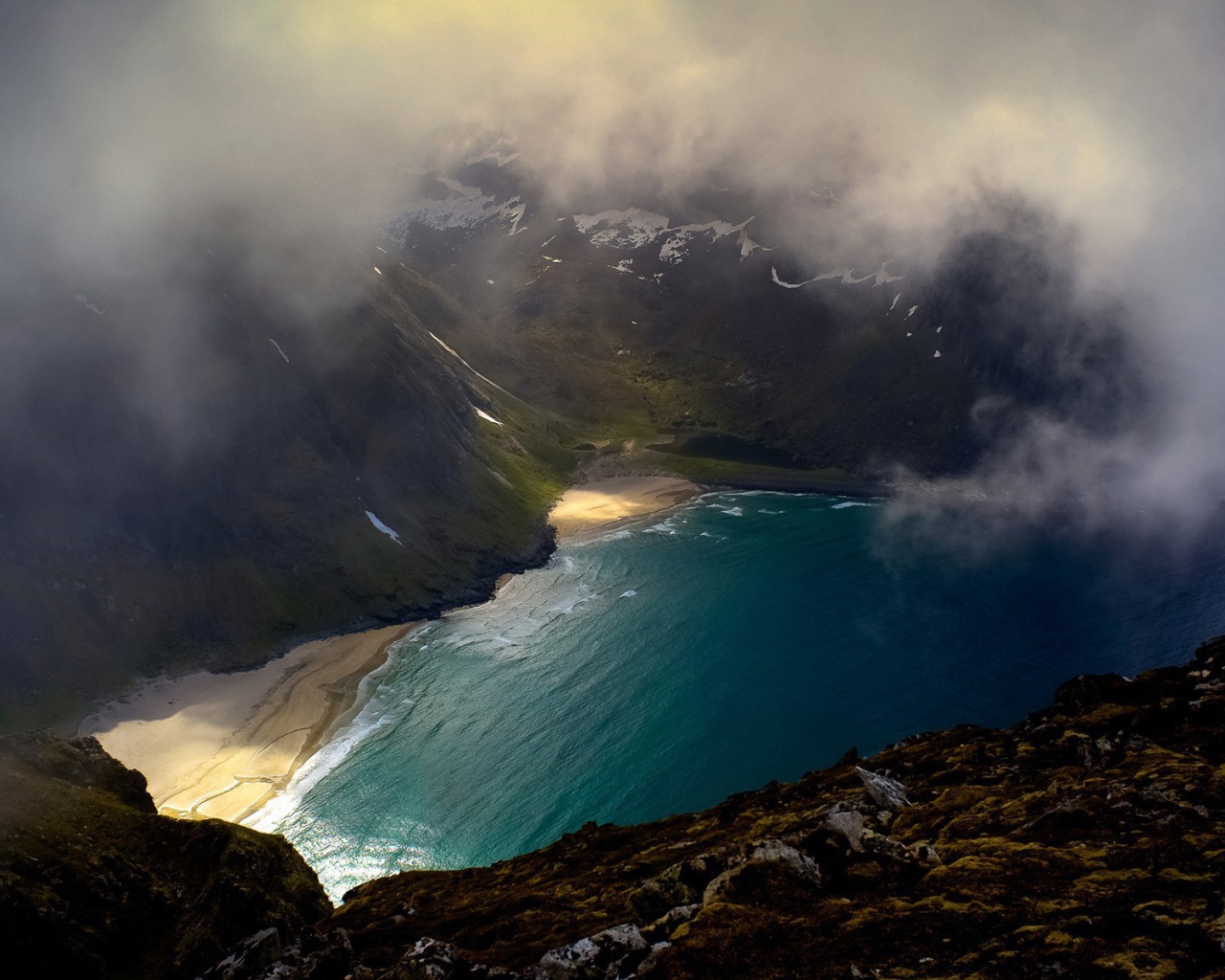 Облака над озером среди гор