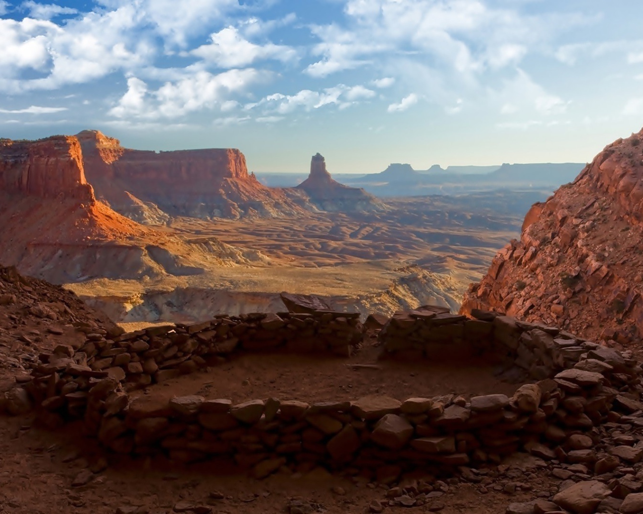 Постройка из камней в каньоне