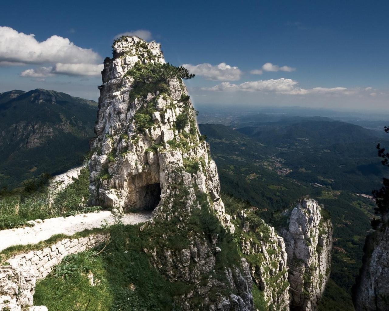 Меловые скалы поросли зеленью