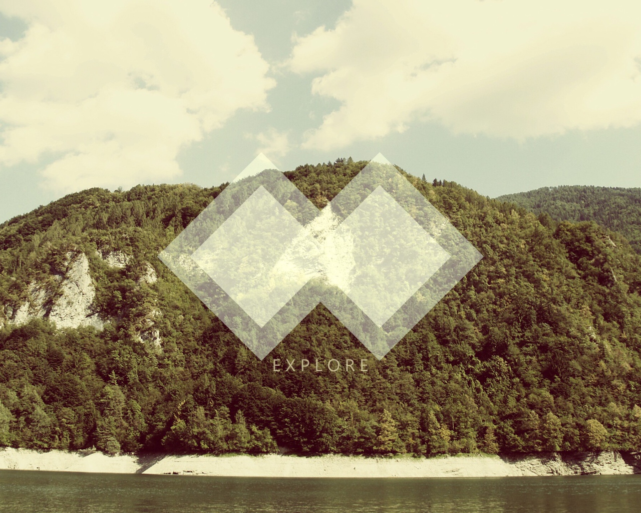 Ромбы на фоне горы