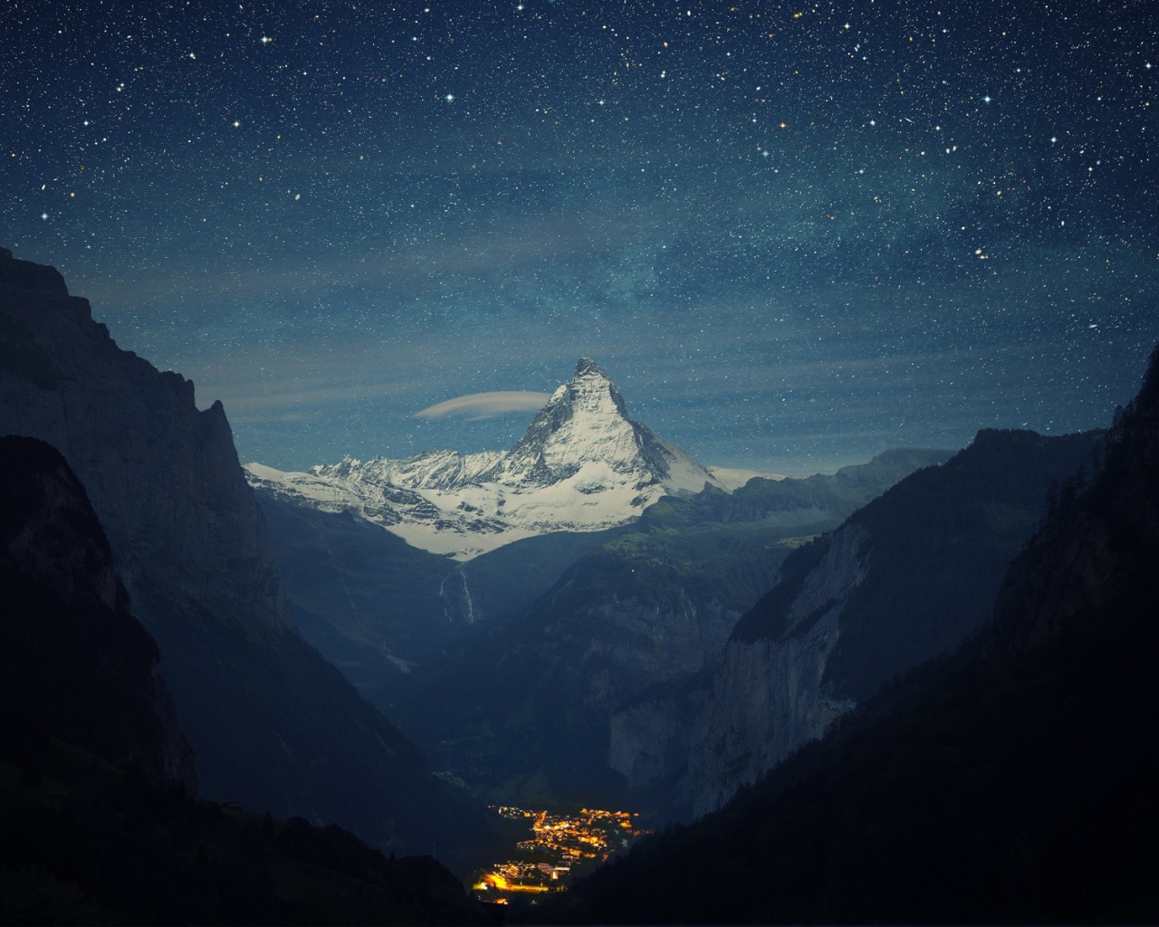 Далекая вершина горы и альпийская деревня в долине