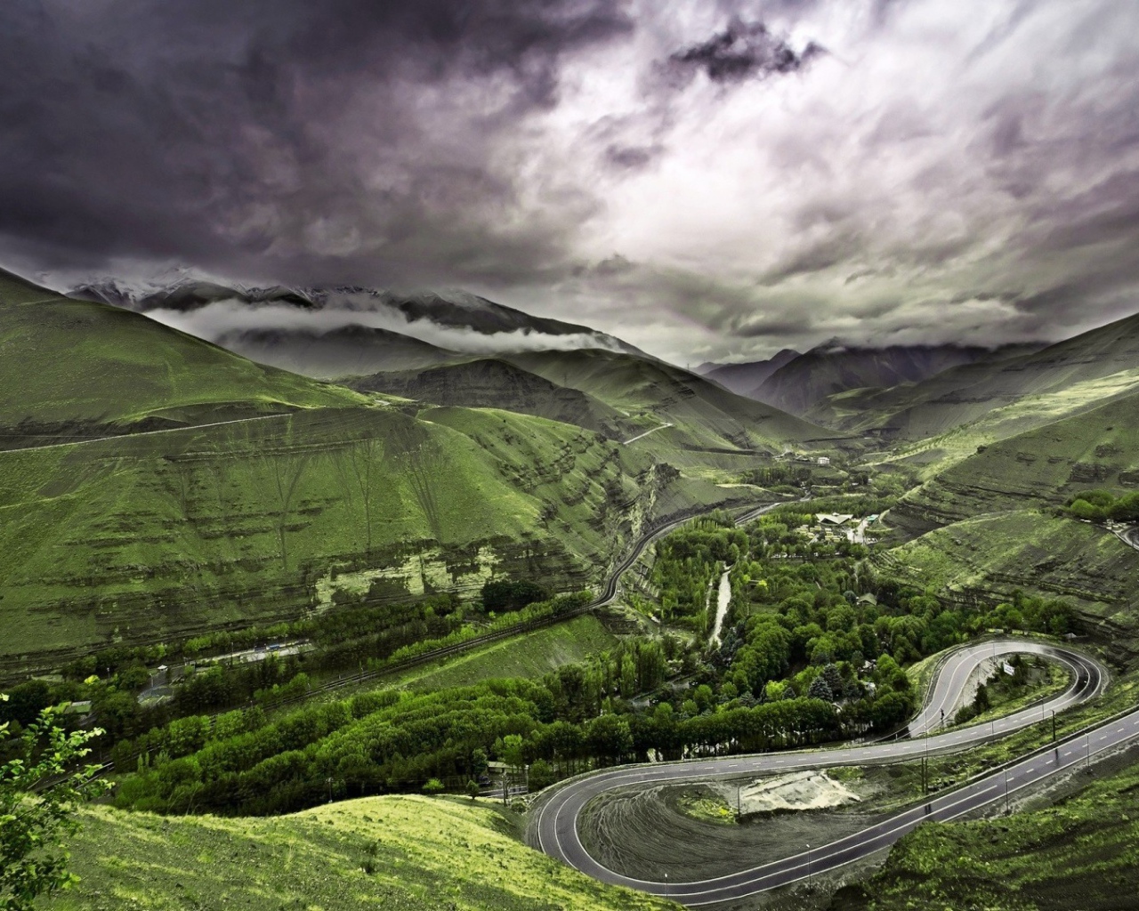 Дорога идет восьмеркой среди гор