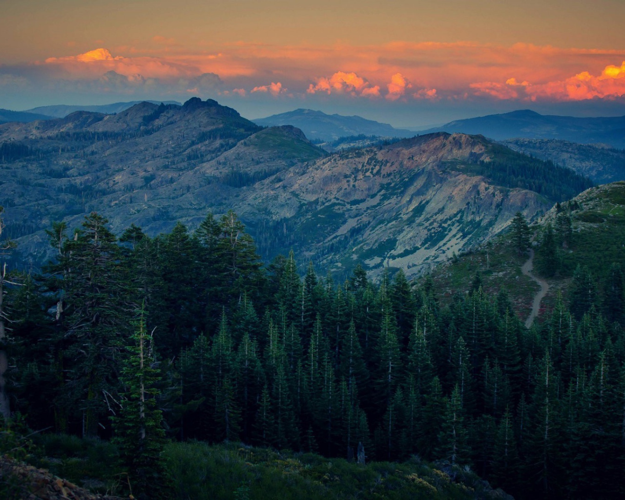 Огненно красные облака на закате в горах