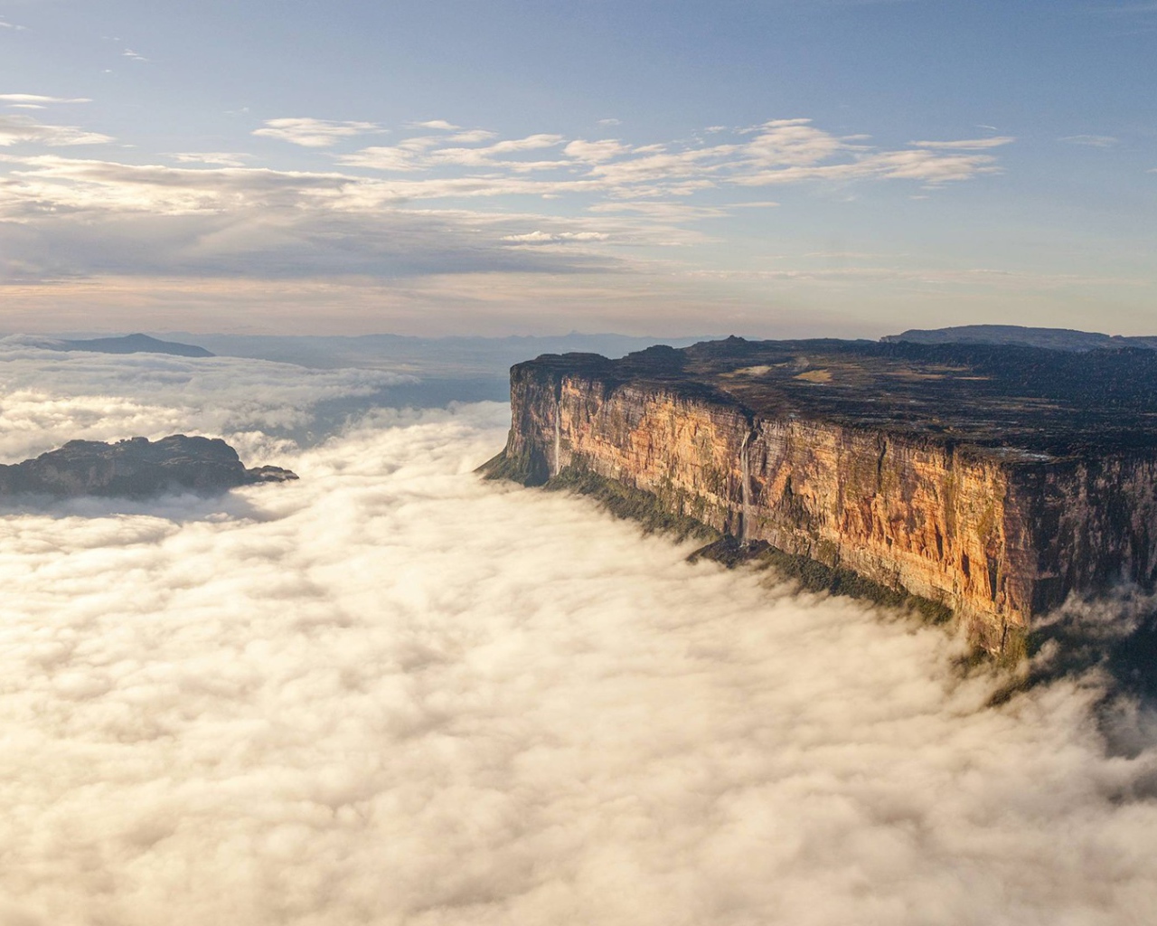 Плоская гора среди туч
