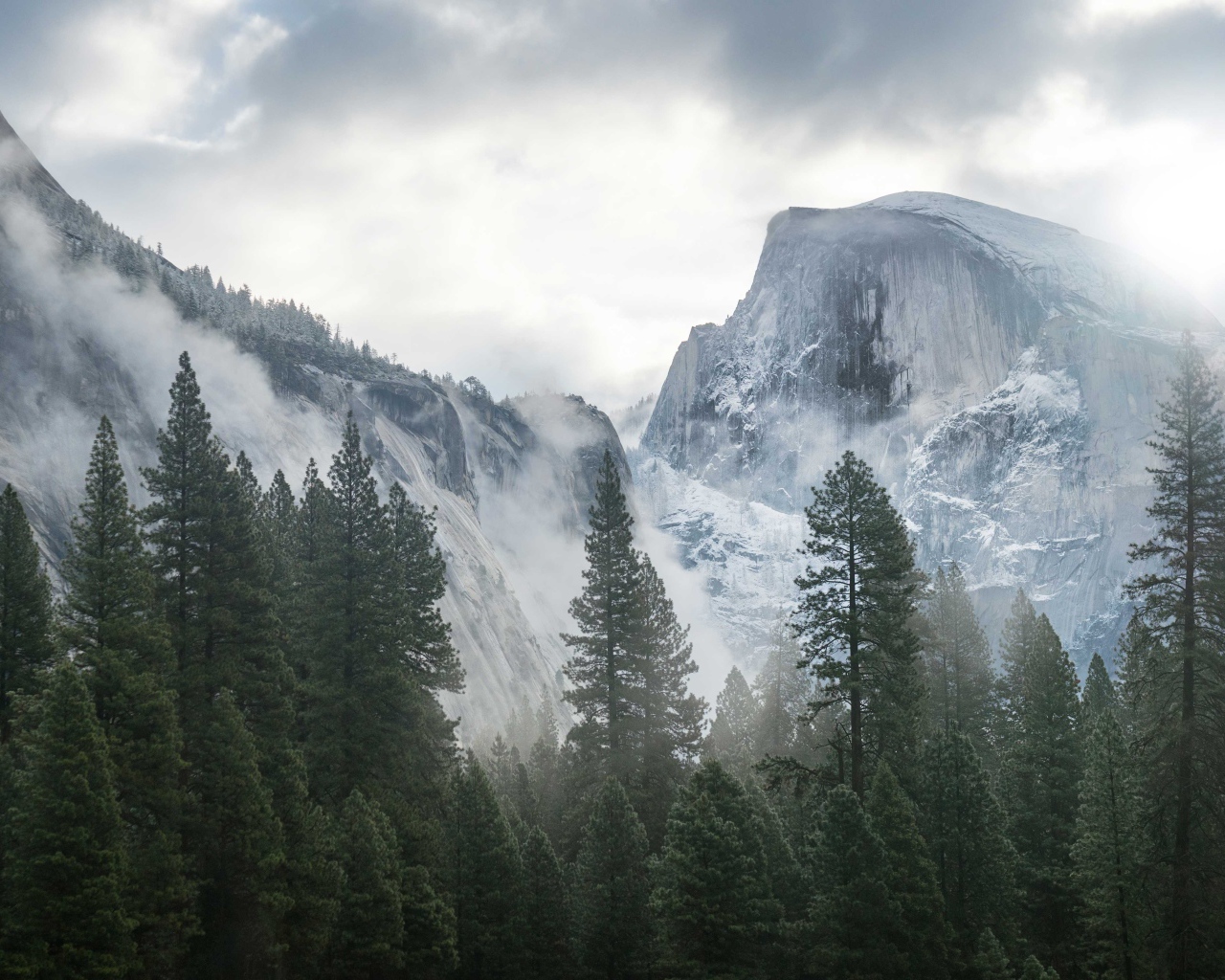 Туман на покрытой снегом горе