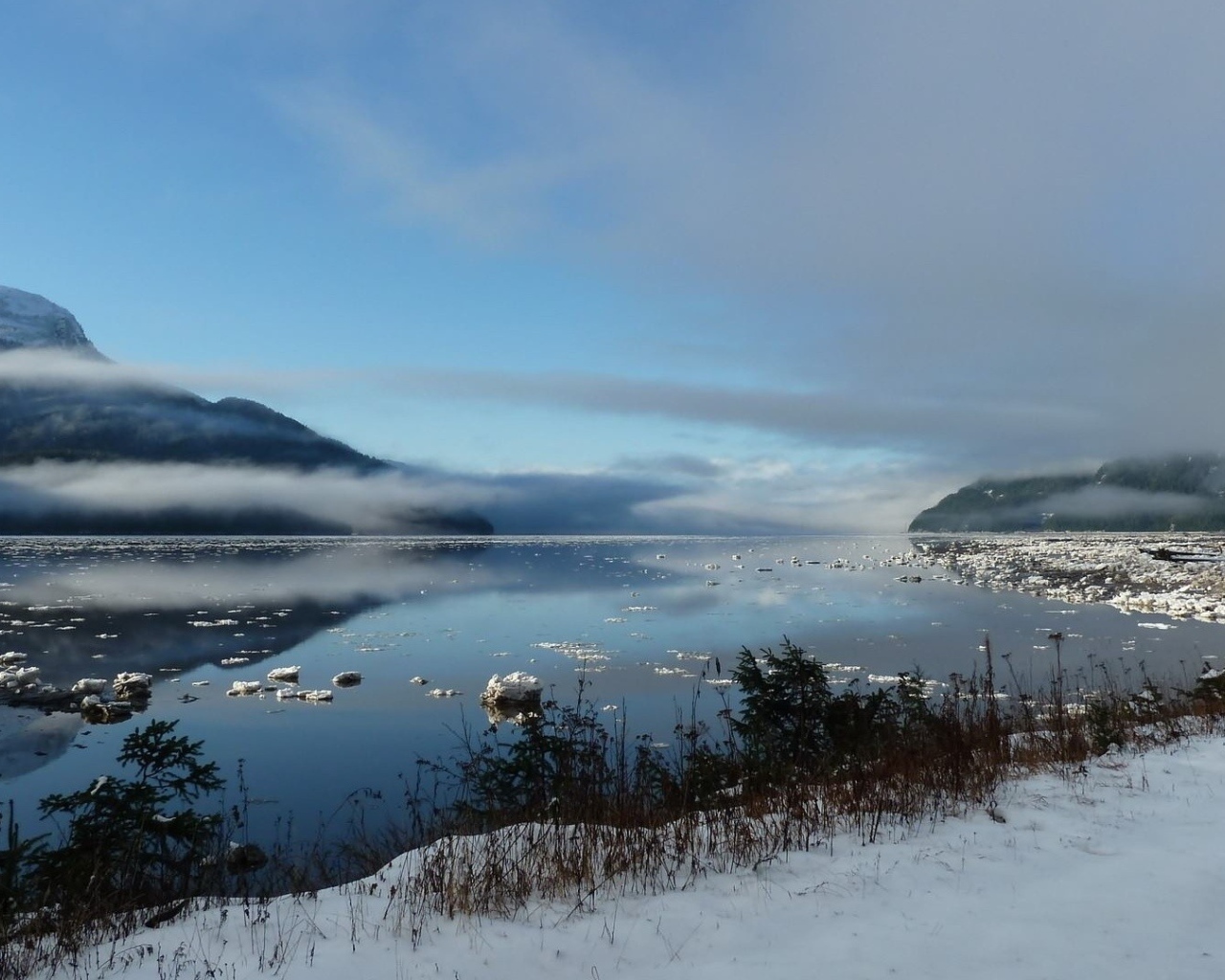Туманное зимнее озеро в горах