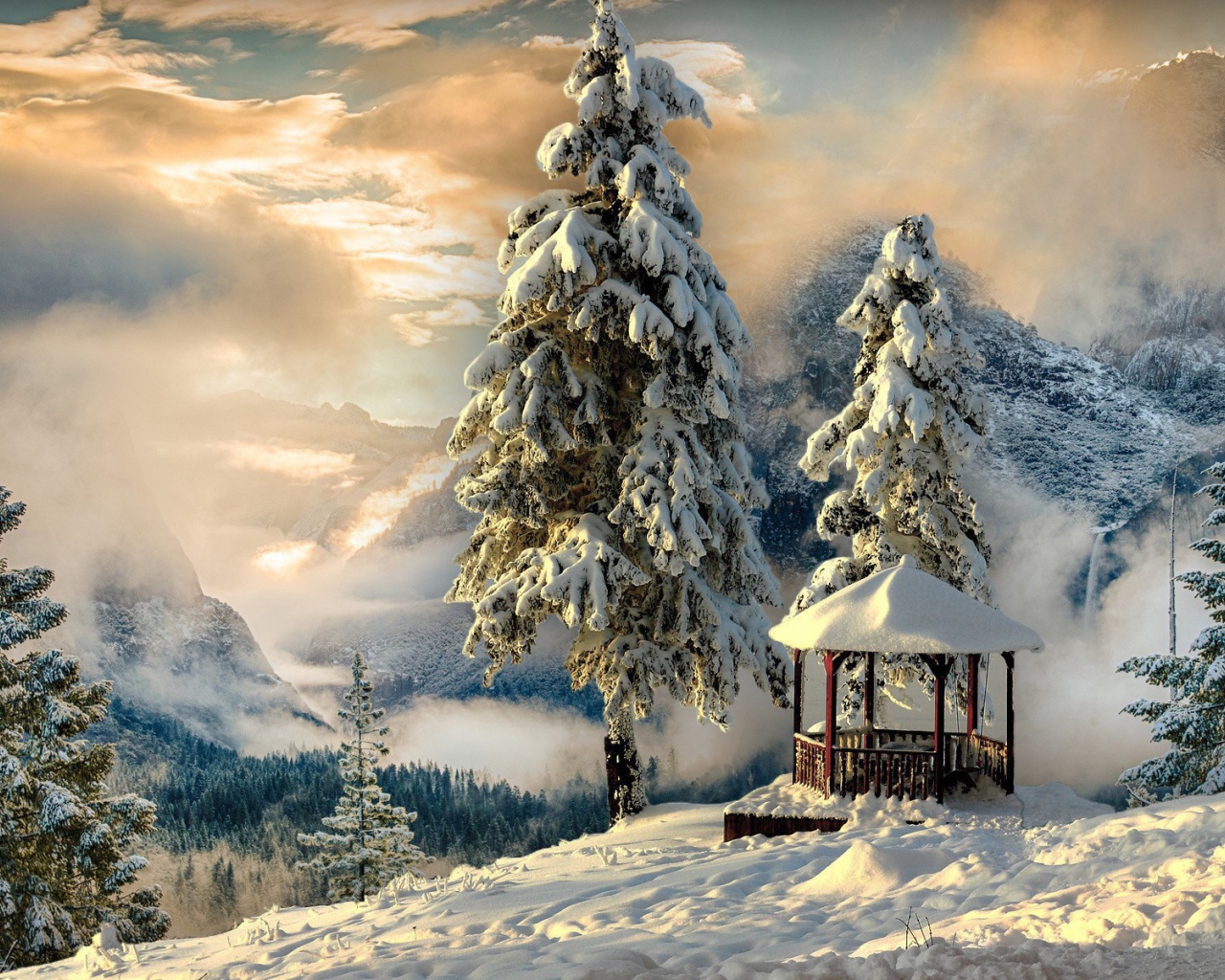 Беседка в заснеженном лесу в горах